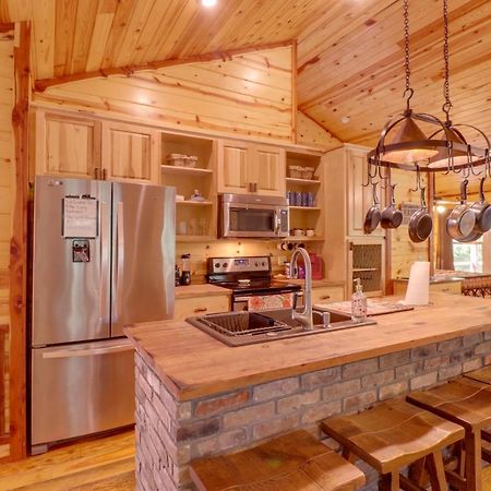 Romantic Mountain View Cabin Rental Near Downtown! Exterior photo