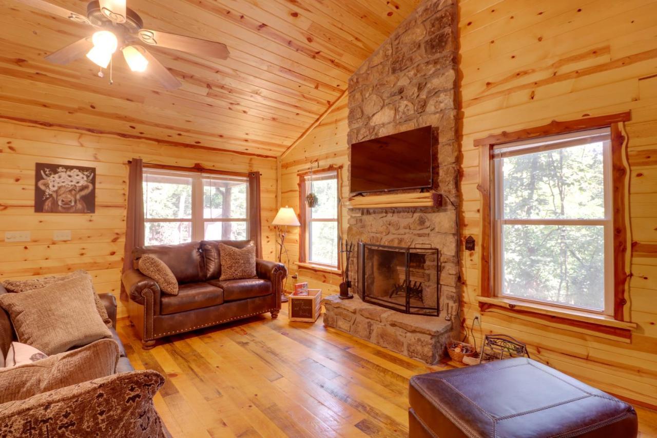 Romantic Mountain View Cabin Rental Near Downtown! Exterior photo