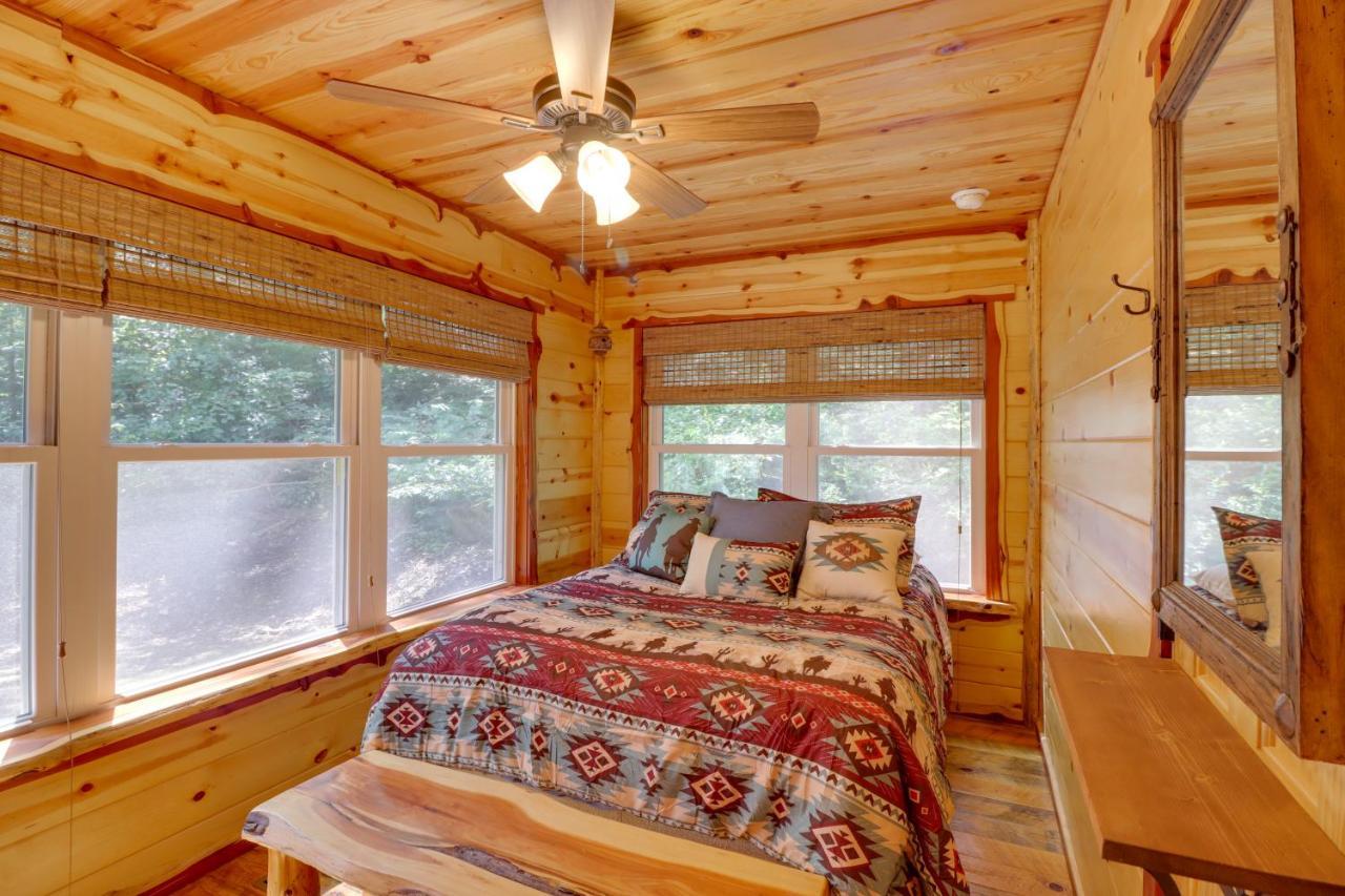 Romantic Mountain View Cabin Rental Near Downtown! Exterior photo