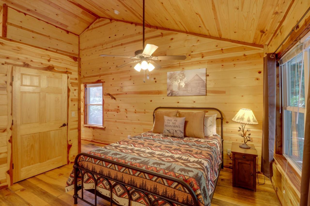 Romantic Mountain View Cabin Rental Near Downtown! Exterior photo