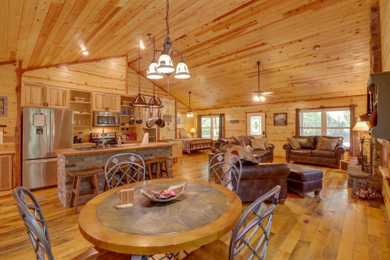 Romantic Mountain View Cabin Rental Near Downtown! Exterior photo